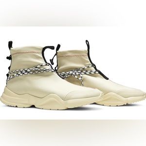 NWT - John Geiger 002 Cream - Size 7